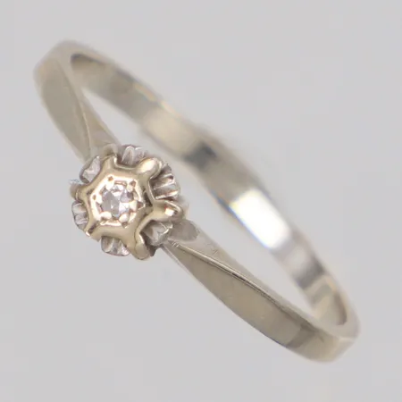 Ring med diamant ca 0,01ct, stl:17¼, bredd 4,9mm, vitguld, 18K Vikt: 1,9 g