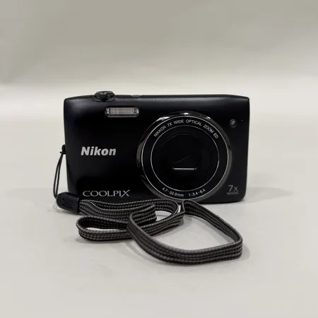 Kamera Nikon Coolpix S3400 serienr: 40039016 med laddare och minneskort fodral ej original