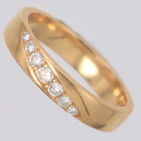 Ring med diamanter 7x ca 0,01-0,04ct stl:16½, bredd 3,7mm, 18K  Vikt: 4,2 g