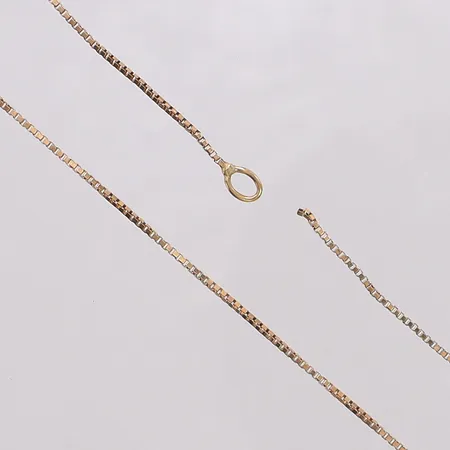 Kedja Venezia, längd ca 44cm bredd 0,9mm, trasig, saknar lås. 18K Vikt: 2,2 g