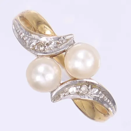 Ring med pärlor samt diamanter totalt 2xca 0,005ct stl:16¾ bredd 1-9mm 18K Vikt: 1,8 g