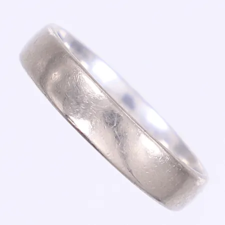 Ring slät stl:20¾ bredd 5mm tillv. Schalins vitguld gravyr 18K Vikt: 6,8 g