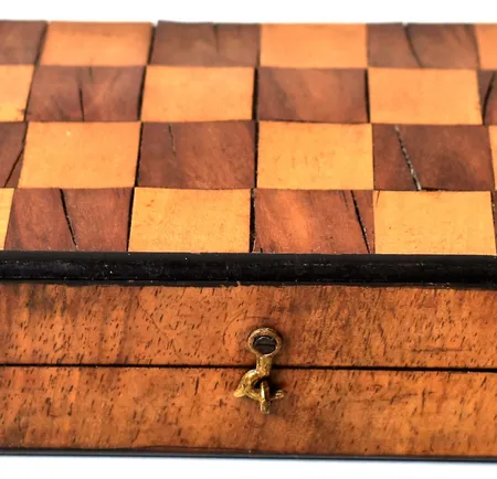 Schack träfaner lätt skadat, resemodell  tidigt 1900-tal med 32 st pjäser, 20x20cm. Skickas med postpaket.
