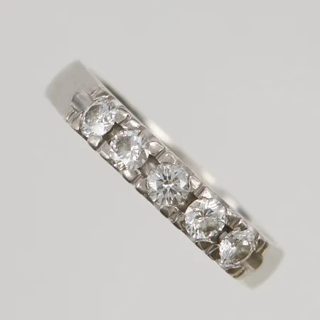 Alliansring stl17 bredd:3,3-3,4mm med diamanter 5x0,10ct graverad 18K 4,4g.