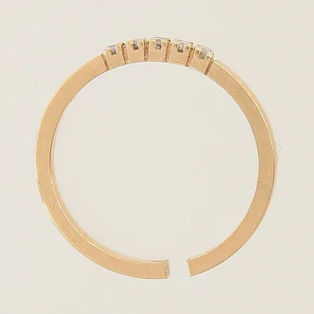 Ring med diamanter 5 x ca 0,02ct stl:16¼ bredd 2,1mm, uppklippt skena 18K Vikt: 2,4 g