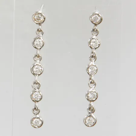 Örhängen med diamanter, 10 x ca 0,04ct, stift, längd 32mm, bredd 4mm, saknar snurrebussar, vitguld, 18K Vikt: 2,2g Vikt: 2,2 g