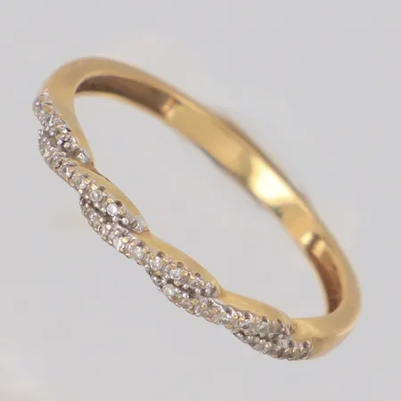 Ring med diamanter ca 28x ca 0,005ct 8/8-slipade stl:18, bredd 2mm, GHA, 18K  Vikt: 1,9 g
