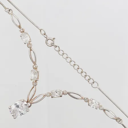 Collier med vita stenar, ställbar längd ca 43-46cm, slitage, mindre märken på stenar, 925/1000 silver. Vikt: 7,9 g