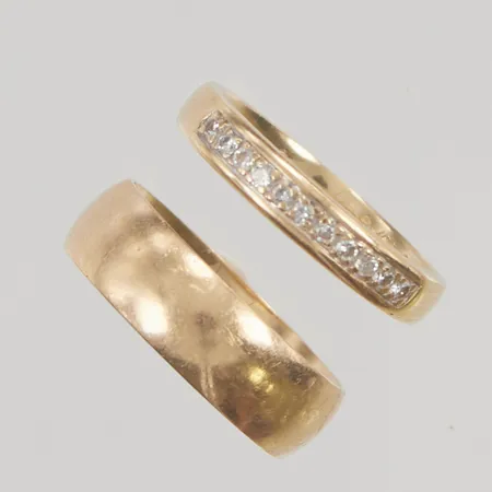 Ringar stl16¼-17 graverade en med diamanter 0,15ctv 18K 8,6g.