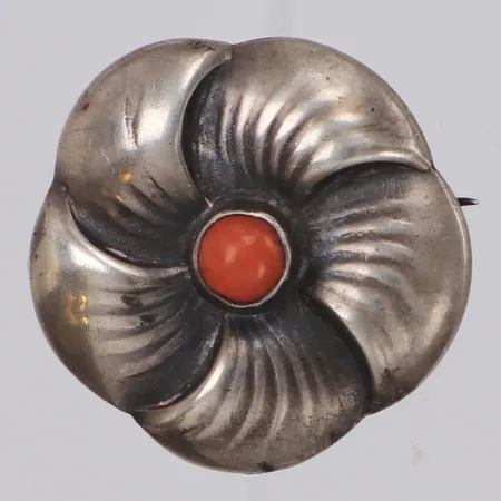 Brosch blomma med korall Ø 25mm, märkt G.D 826, silver Vikt: 3,9 g