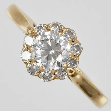 Ring med diamanter ca 1x0,70ct samt ca 10x0,03ct TW-W (G-H)/SI stl: 17¼ bredd: ca 2-8mm Engelska stämplar Birminghamn graverad, 18K Vikt: 3,3 g