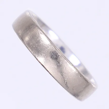 Ring slät stl:19¾ bredd 5 tillv. Schalins vitguld 18K Vikt: 6,8 g