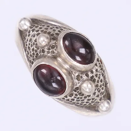 Ring med röda stenar stl:17½, bredd 3-11mm, silver 925/1000 Vikt: 7,5 g