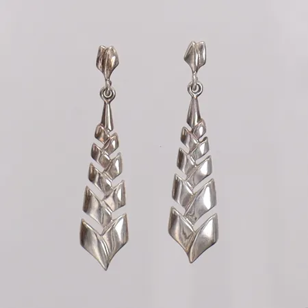 Örhängen längd 34mm bredd 1,6-7,8mm. 925/1000 silver Vikt: 2,5 g