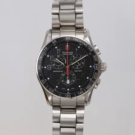 Armbandsur Victorinox Swiss Army, 45mm, stål, quartz, referensnr: 241443, serienr: 140601221, stållänk, extra länkbit, innermått inklusive ur ca 19cm, manual, box, batteribyte krävs, bruksskick.