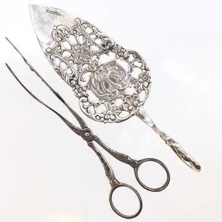 En tårtspade samt en sockertång, längd::014-15cm, 830/1000 silver. Vikt: 66,2 g