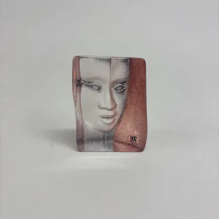 Skulptur Mats Jonasson Målerås, Mazzai ur serien Masqot, rosa och grått glas, höjd ca 7cm, signerad, numrerad: 8157, etikettmärkt