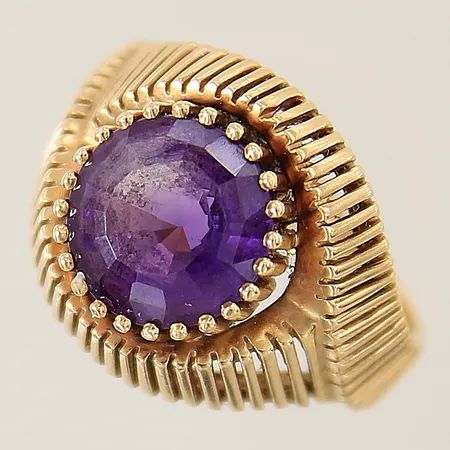 Ring med mönstrad dekor samt lila sten stl:18 bredd 3,3-16,4mm 18K Vikt: 8,3 g