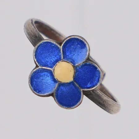 Ring med emaljdekor stl:15½, något reglerbar, bredd 10mm, 925/1000 silver Vikt: 1,4 g