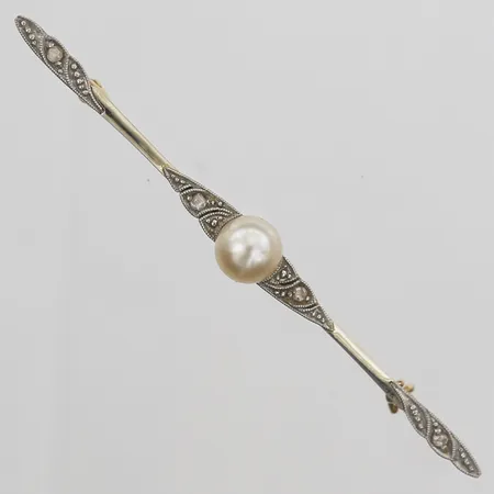 Brosch med pärla samt vita stenar längd 55mm, bredd 2-3mm, stämplad J.P år 1934, bucklig nål, gul/vitguld, etui, 18K. Vikt: 2,9 g
