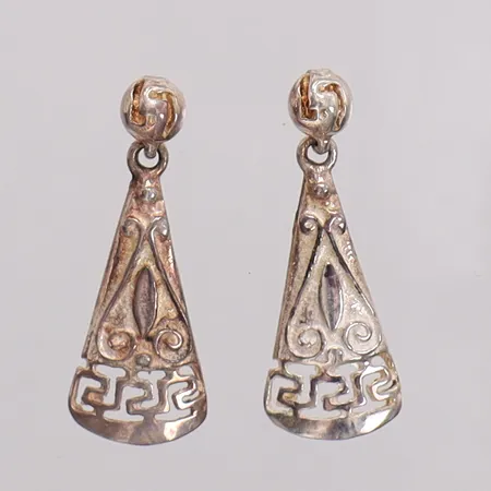 Örhängen mönstrade, längd 30,1mm bredd 5,4-11,4mm. 925/1000 silver Vikt: 4,5 g