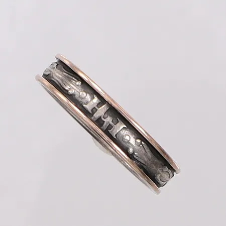 Ring stl:21½ bredd 5,1mm, gravyr. 830/1000 silver Vikt: 4,2 g