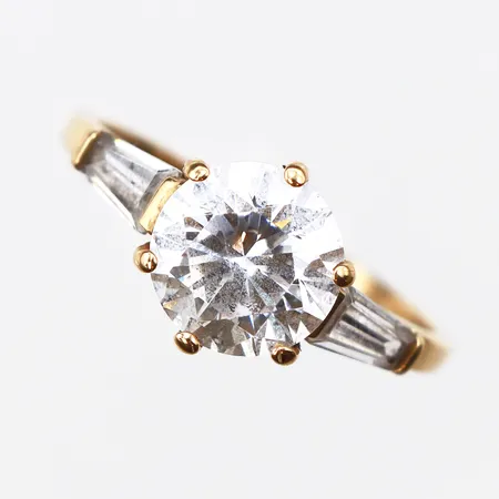 Ring med vita stenar, stl:17, bredd:1,1-8mm, 18K. Vikt: 2,7 g