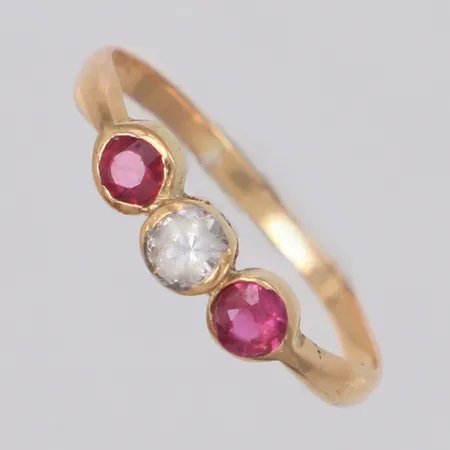 Ring med stenar stl:17¼, bredd 3,7mm, skev, skadade stenar, 18K  Vikt: 1,5 g