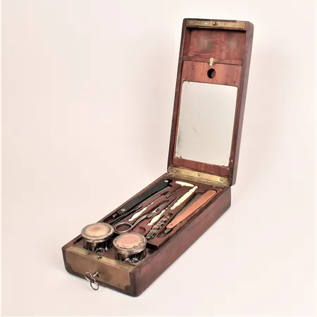 Rakspegel i etui med diverse rakknivar & tillbehör, delar saknas, skador, etui längd ca 25,5cm, 1800-tal Skickas med postpaket.