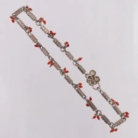Fotlänk med röda plastpärlor längd 27,5cm bredd 3,6mm, ostämplad silver 800/1000 Vikt: 10,8 g