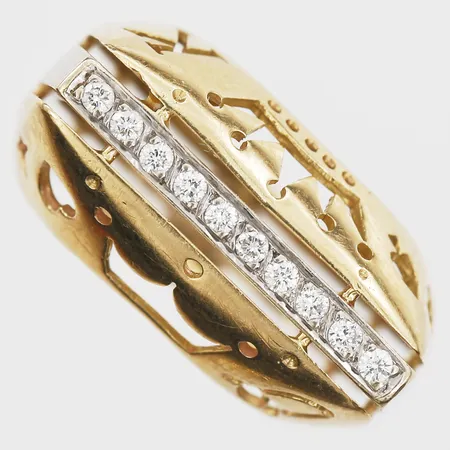 Klackring med genombruten dekor samt diamanter 10 x ca 0,01ct stl 17¾, bredd 8-11mm, höjd 5mm, bruksslitage, gul/vitguld, 18K.  Vikt: 6,7 g