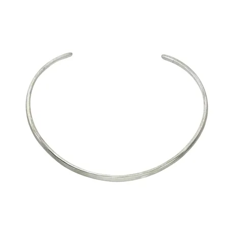Halsring silver stel modell, inre längd 30 cm, öppningens längd 6,8 cm, bredd 5 mm, enbart signerad med namn (namn i skrivstil) Vikt: 34,9 g