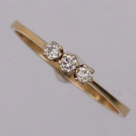 Ring med diamanter 3xca0,03ct, stl:20, bredd 3mm, Finska stämplar 18K Vikt: 2 g