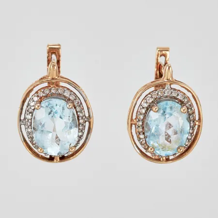 Ett par örhängen med vita/blåa stenar längd: ca 1,6cm bredd: ca 11mm, 14K Vikt: 4,4 g