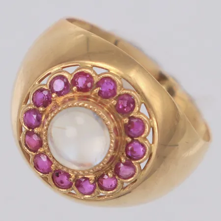 Ring med månsten och röda stenar stl:18½, bredd 16mm,Petterssons Eftr Juvelerar Ab Joh Stockholm, 18K Vikt: 4,7 g