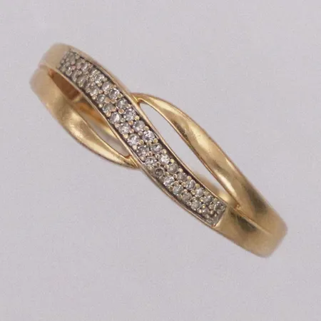 Ring med diamanter ca38x0,005ct stl:20, bredd 6,4mm, GHA 18K Vikt: 3,9 g