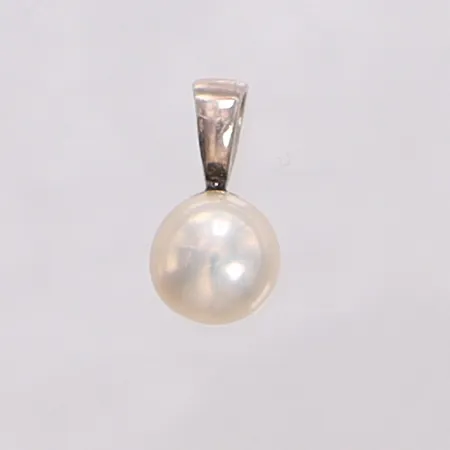 Hänge med odlad sötvattenspärla ca Ø7,1mm, längd 13,5mm. 925/1000 silver Vikt: 1,1 g