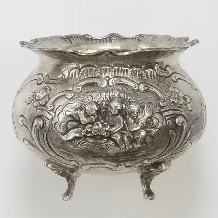 Saltkar höjd 5,3cm, bredd 6,8cm, importstämpel, gravyr, 835/1000 silver Vikt: 98,5g Vikt: 98,5 g