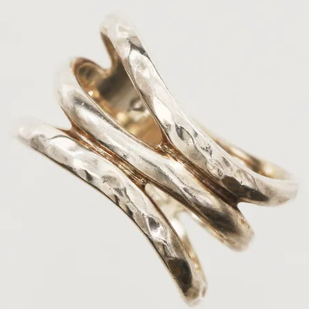 Ring med hamrad yta, stl 18¼, bredd 9-14mm, Guldfynd Sverige AB, silver 925/1000 Vikt: 6,1 g