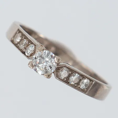 Ring med diamanter totalt 0,35ctv enligt gravyr mittensten 1 x ca 0,20ct stl:16½ bredd 2,2-3,8mm vitguld 18K.  Vikt: 2,6 g