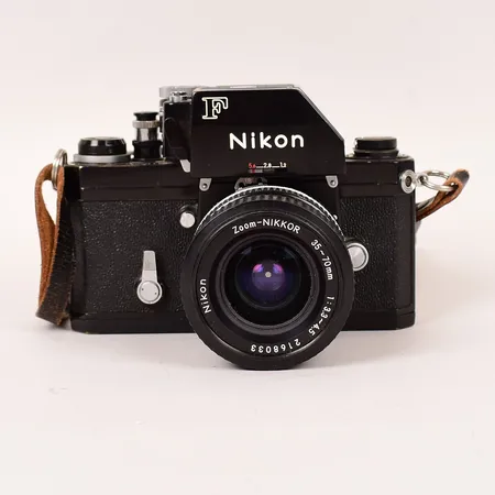 Kamera Nikon F, svart, Japan, sent 60-tal, serienummer 6968286, med objektiv Nikkor AF 35-70mm 1:3.3-4.5 linsskydd fram, objektiv Nikkor -Q C Auto 1.4 f= 200mm linsskydd, objektiv Nikkor-H Auto 1:1.8 f=85 linsskydd, Nikkor -N Auto 1.2.8 f= 24mm linsskydd bak samt motljusskydd, objektiv Nikkor -N Auto 1.2.8 f= 24mm linsskydd bak, objektiv Zoom- Nikkor Auto 1:3,5 f=43mm-f=86mm linsskydd bak, objektiv Zoom-Nikkor1:4.5 80-200mm, bruksslitage, färgbortfall, smuts, kamerahus fungerar ej (servicebehov), ej funktionstestade. Skickas med postpaket.