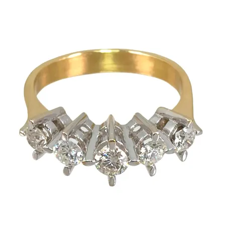 Diamantring i 18K guld, Diamanter 5 x ca 0,15ct, hög uppbyggd fattning, ostämplad, stl:18¾ mm, bredd 1 - 5,8 mm, fint skick Vikt: 4,4 g