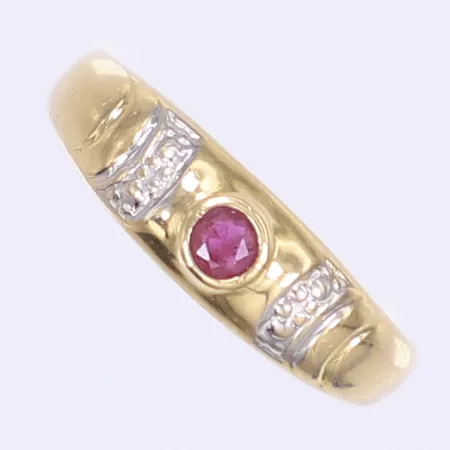 Ring med röd sten stl:16¼ bredd 2-5mm 18K Vikt: 1,4 g