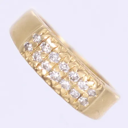 Ring med diamanter totalt 14xca 0,01ct stl:14¾ bredd 3-5mm 18K Vikt: 2,6 g