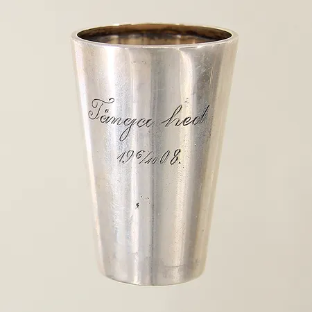 Bägare höjd 5cm gravyr förgylld insida silver 830/1000 Vikt: 19,2 g
