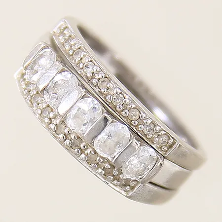 Ring med vita stenar stl:18¼ bredd 5,6-8,8mm silver 925/1000 Vikt: 7 g