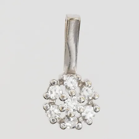 Hänge med diamanter 6 x ca 0,02ct, 1 x ca 0,03ct, längd 13mm, bredd 1,5-7mm, vitguld, 18K. Vikt: 0,9 g