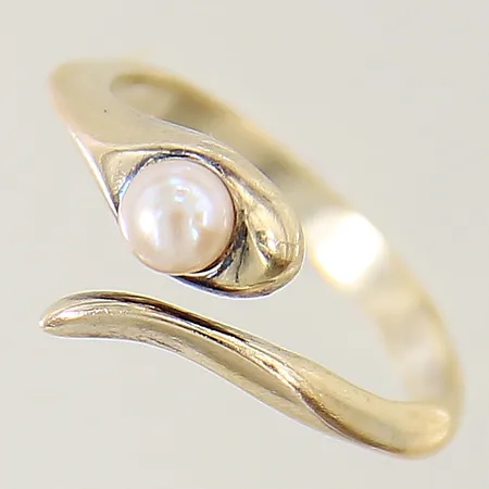 Ring med odlad pärla stl:17 bredd:3-9mm förgyllt silver 925/1000 Vikt: 2,1 g