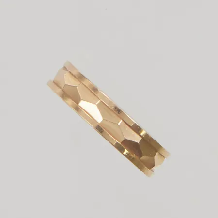 Ring stl15 bredd:4,1mm gravyr, 18K 2,9g.
