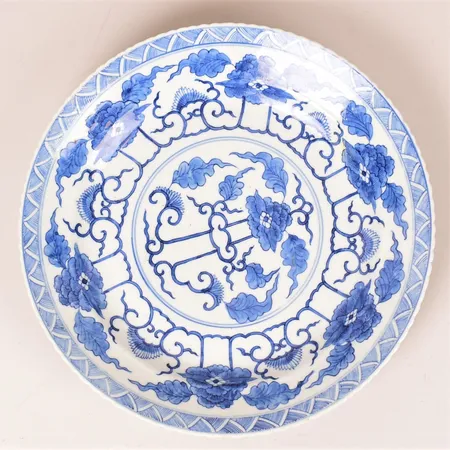 Fat, porslin, Kangxi, Kina, floral dekor i underglasyrblått, med karatärsmärke, 1700-tal, ca Ø27,5cm, kanten med två avslag, några mindre nagg. Specialfrakt, kontakta pantbankskontoret för mer information.